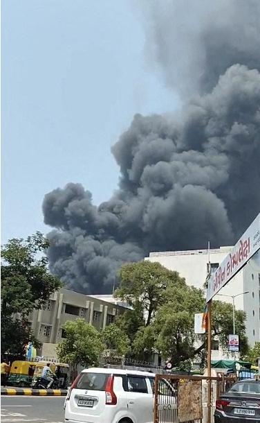 Imagini teribile de la locul tragediei aviatice din India. Motorul și trenul de aterizare ale avionului, înfipte în pereții unui hostel 980190