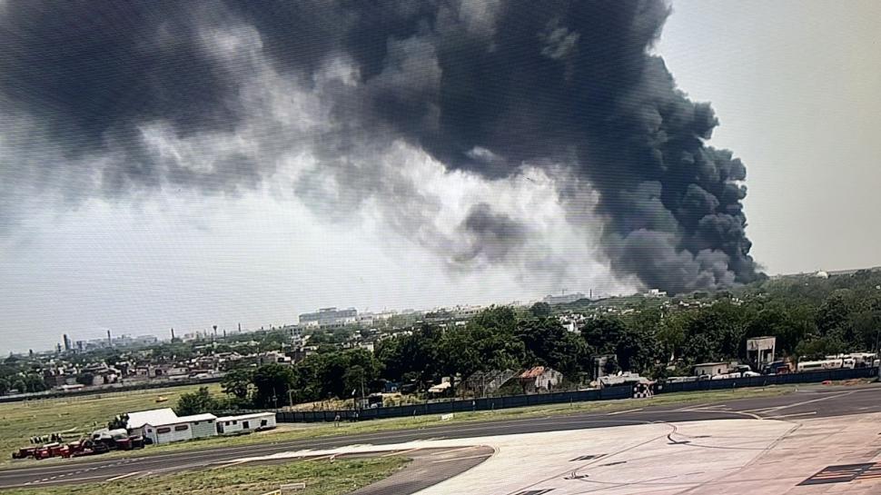 Imagini teribile de la locul tragediei aviatice din India. Motorul și trenul de aterizare ale avionului, înfipte în pereții unui hostel 980197