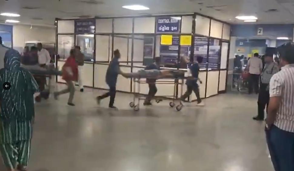 Imagini teribile de la locul tragediei aviatice din India. Motorul și trenul de aterizare ale avionului, înfipte în pereții unui hostel 980198