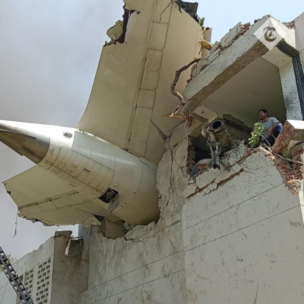 Imagini teribile de la locul tragediei aviatice din India. Motorul și trenul de aterizare ale avionului, înfipte în pereții unui hostel 980225