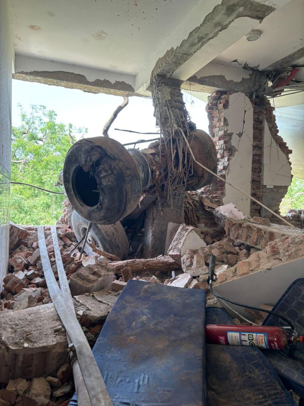 Imagini teribile de la locul tragediei aviatice din India. Motorul și trenul de aterizare ale avionului, înfipte în pereții unui hostel 980226