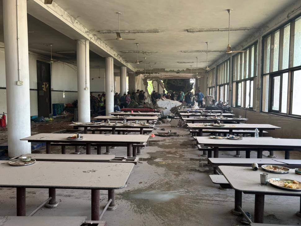 Imagini teribile de la locul tragediei aviatice din India. Motorul și trenul de aterizare ale avionului, înfipte în pereții unui hostel 980227