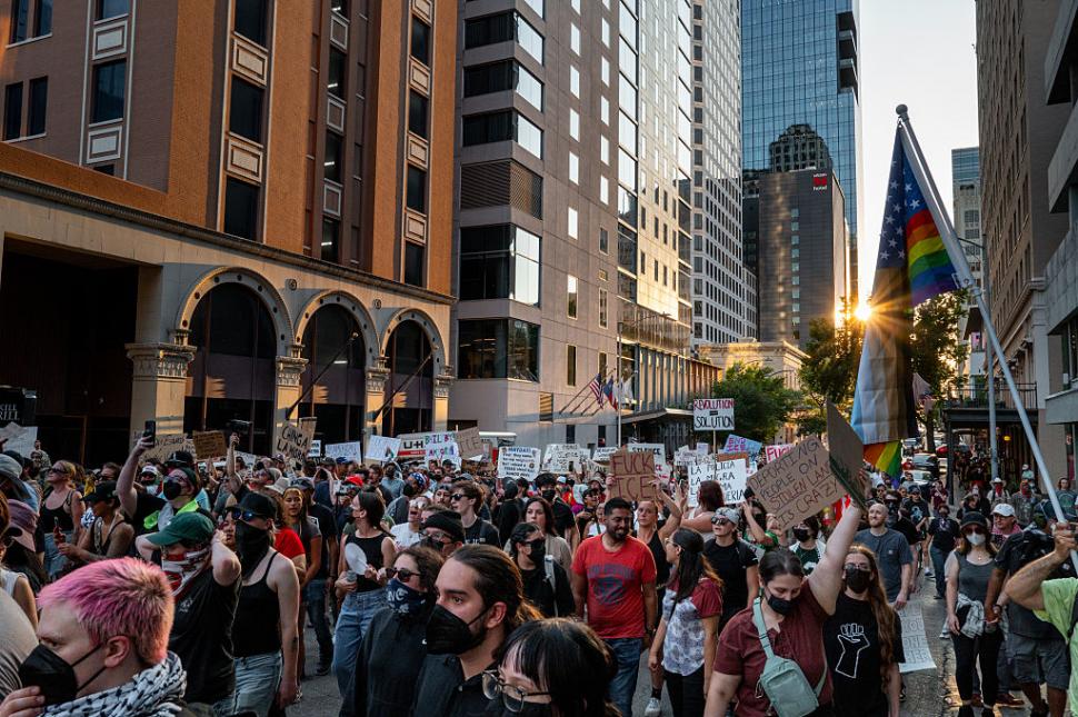 Protestele anti-Trump continuă în SUA pentru a șasea zi. Confruntări dure între polițiști și manifestanți la Seattle și Las Vegas 980122
