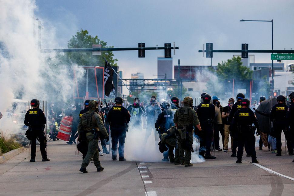 Protestele anti-Trump continuă în SUA pentru a șasea zi. Confruntări dure între polițiști și manifestanți la Seattle și Las Vegas 980125