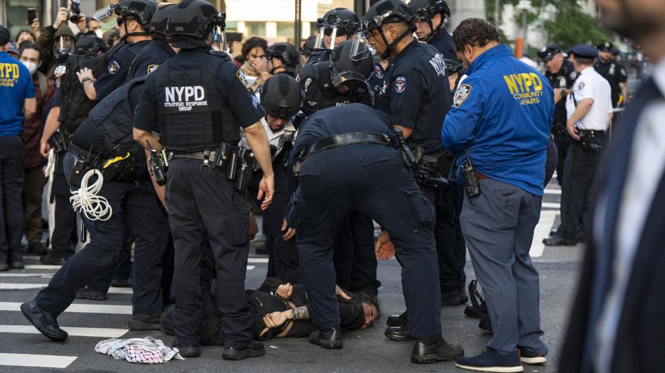 Protestele anti-Trump continuă în SUA pentru a șasea zi. Confruntări dure între polițiști și manifestanți la Seattle și Las Vegas 980128