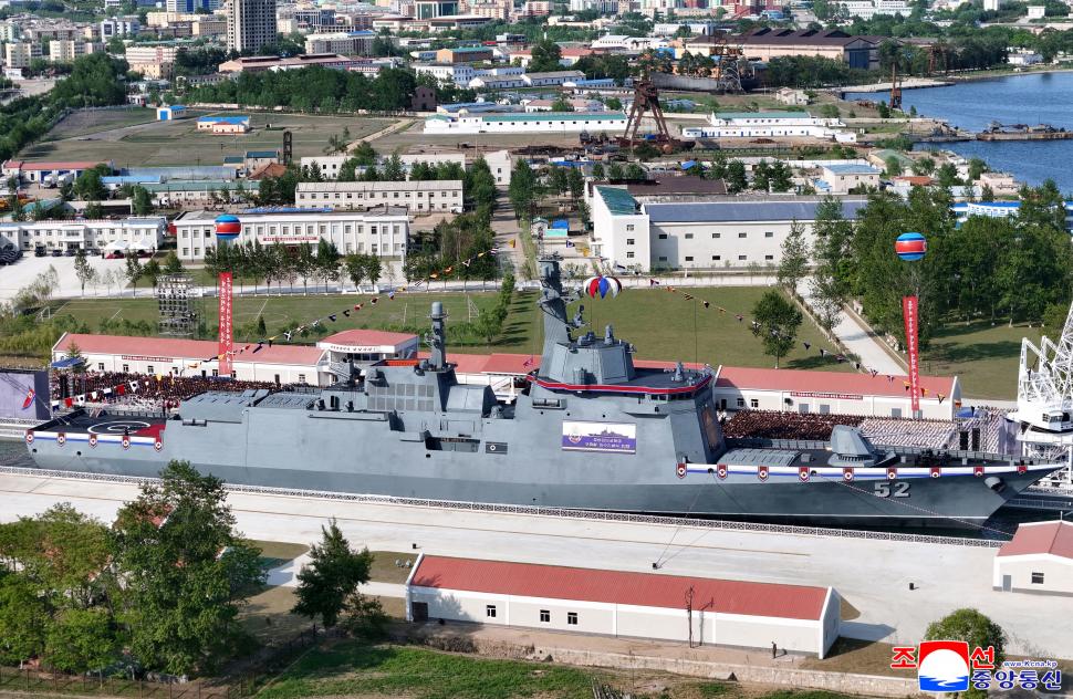 Coreea de Nord a lansat cu succes noua sa navă de război, din a doua încercare. Cum arată distrugătorul de 5.000 de tone 980412