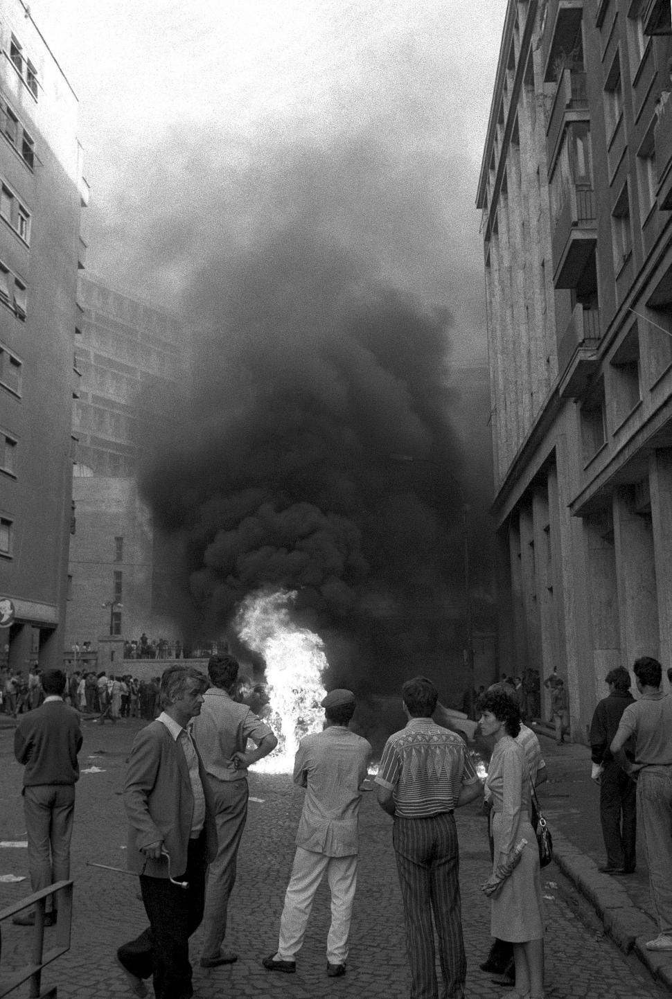 Mineriada din 1990 în imagini: Haos pe străzi, maşini incendiate, violenţe şi clădiri devastate 980545