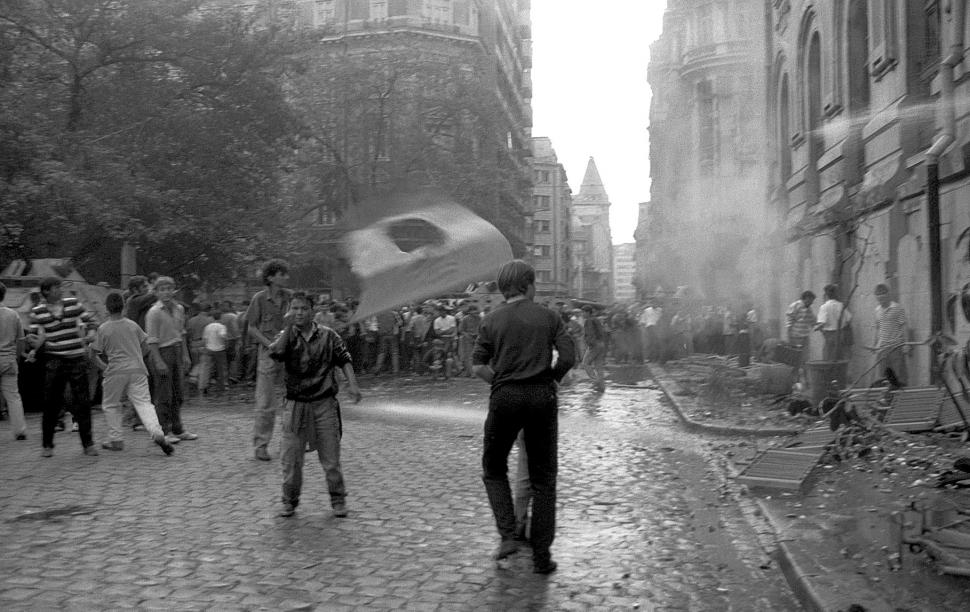 Mineriada din 1990 în imagini: Haos pe străzi, maşini incendiate, violenţe şi clădiri devastate 980546