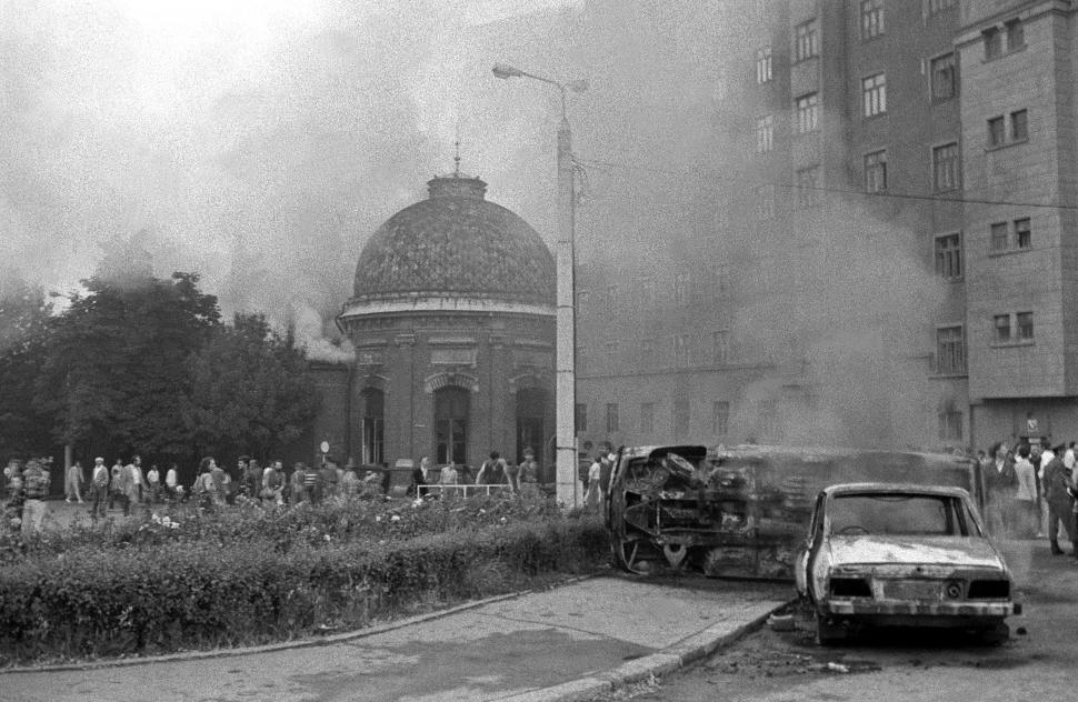 Mineriada din 1990 în imagini: Haos pe străzi, maşini incendiate, violenţe şi clădiri devastate 980547