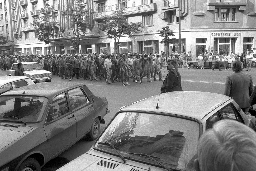 Mineriada din 1990 în imagini: Haos pe străzi, maşini incendiate, violenţe şi clădiri devastate 980550