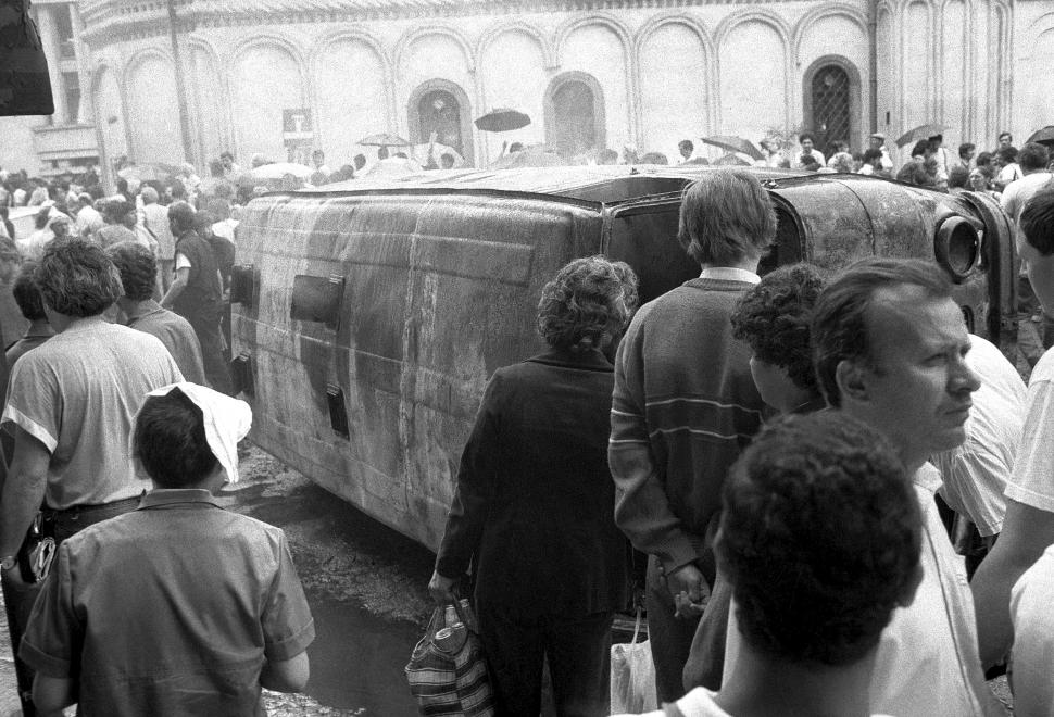 Mineriada din 1990 în imagini: Haos pe străzi, maşini incendiate, violenţe şi clădiri devastate 980551