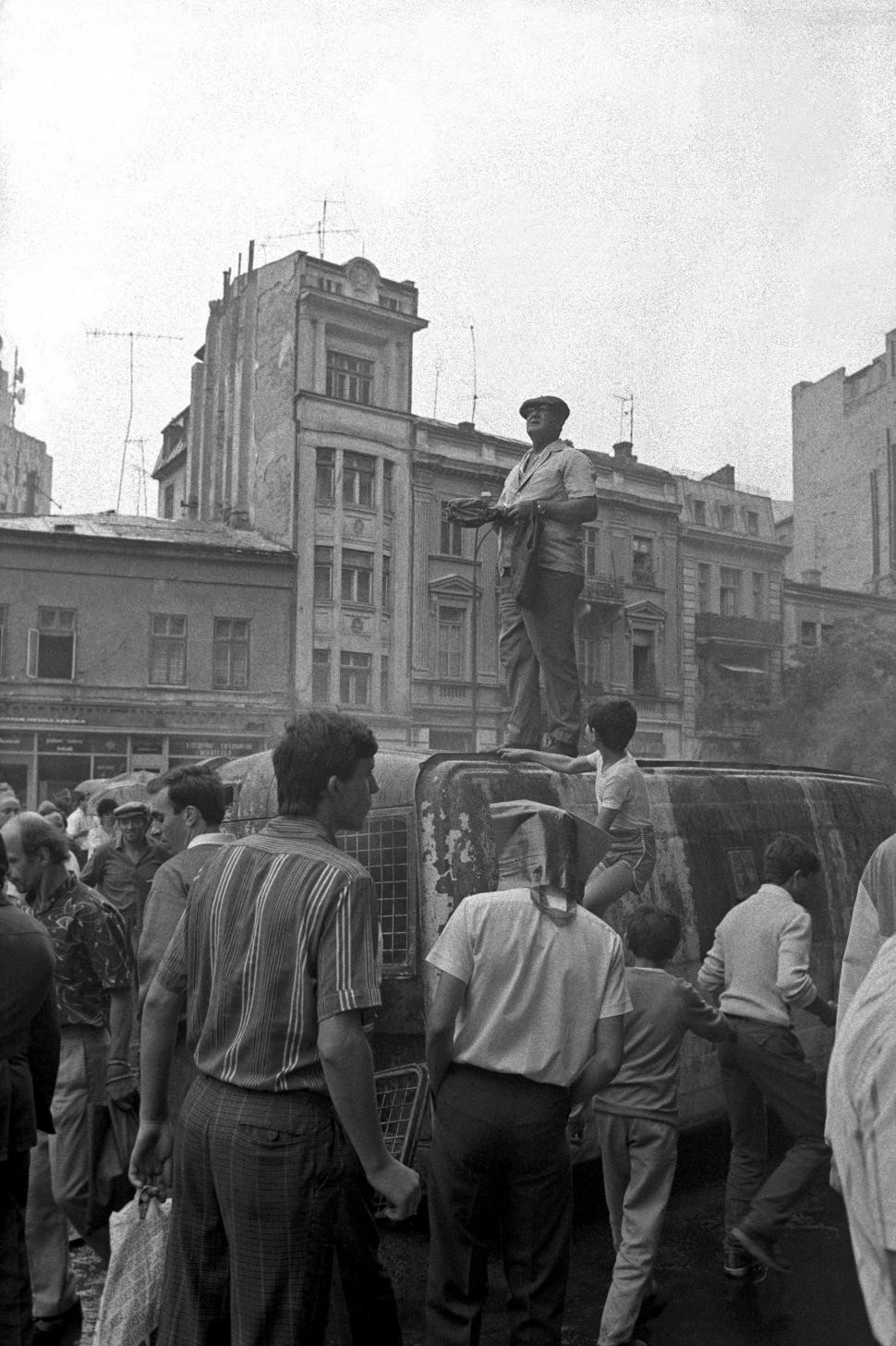 Mineriada din 1990 în imagini: Haos pe străzi, maşini incendiate, violenţe şi clădiri devastate 980552