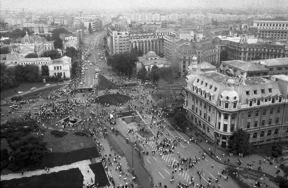 Mineriada din 1990 în imagini: Haos pe străzi, maşini incendiate, violenţe şi clădiri devastate 980553