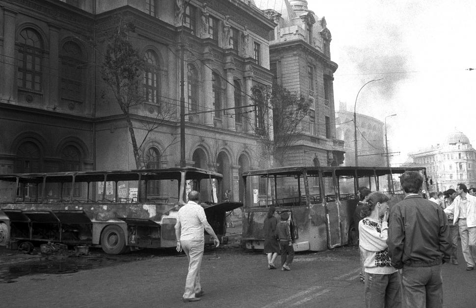 Mineriada din 1990 în imagini: Haos pe străzi, maşini incendiate, violenţe şi clădiri devastate 980554