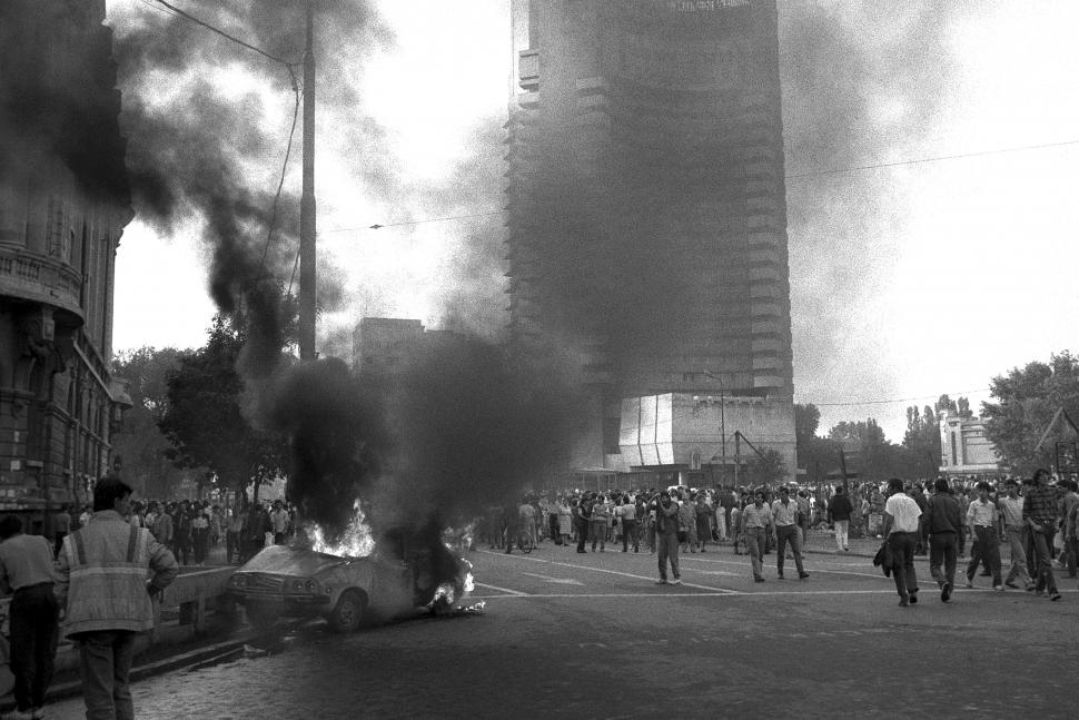 Mineriada din 1990 în imagini: Haos pe străzi, maşini incendiate, violenţe şi clădiri devastate 980555