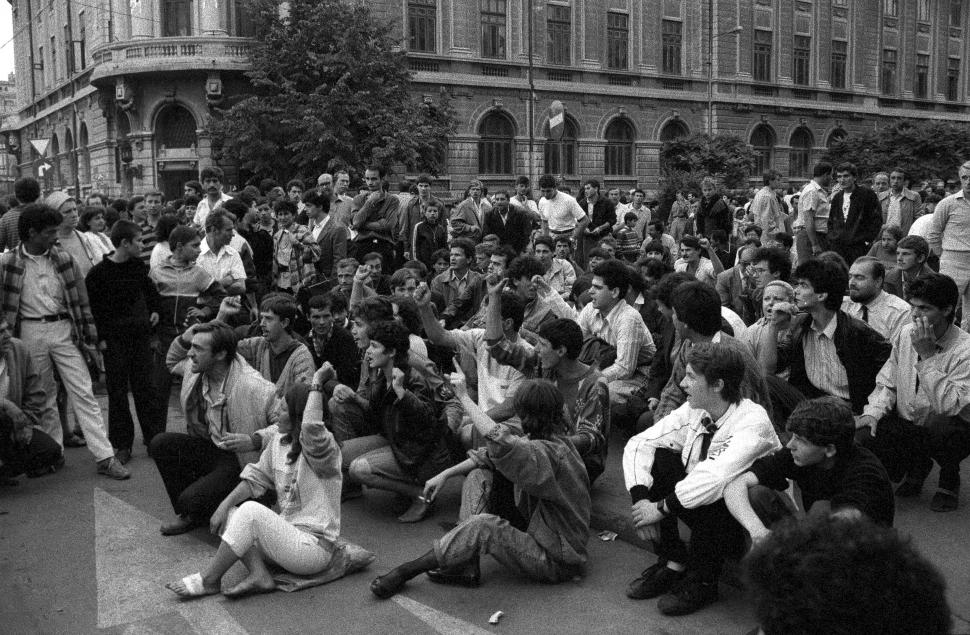 Mineriada din 1990 în imagini: Haos pe străzi, maşini incendiate, violenţe şi clădiri devastate 980556