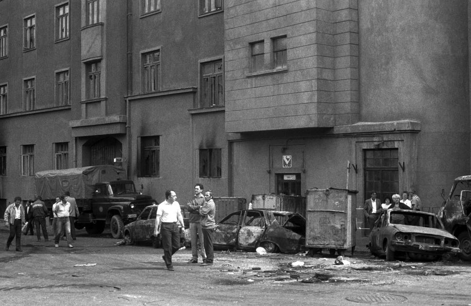 Mineriada din 1990 în imagini: Haos pe străzi, maşini incendiate, violenţe şi clădiri devastate 980559