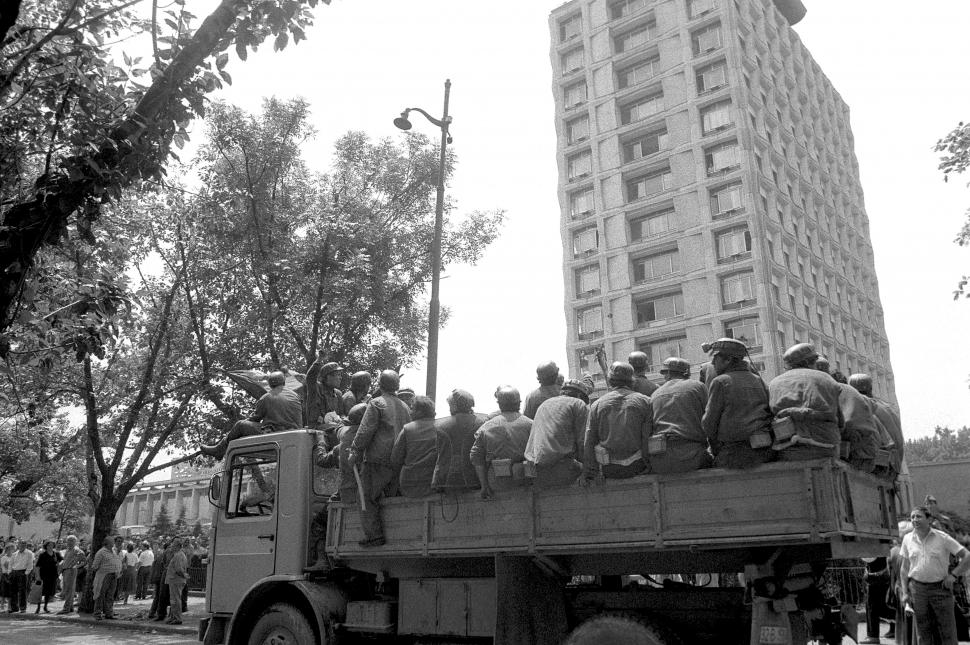 Mineriada din 1990 în imagini: Haos pe străzi, maşini incendiate, violenţe şi clădiri devastate 980561