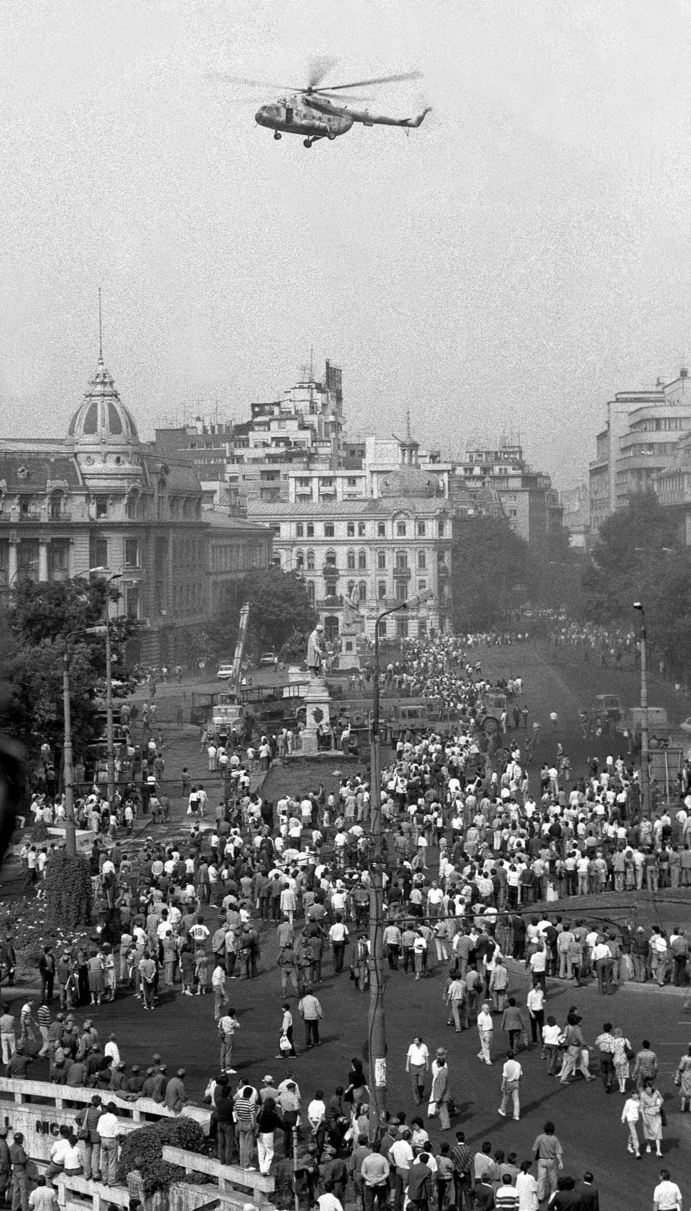 Mineriada din 1990 în imagini: Haos pe străzi, maşini incendiate, violenţe şi clădiri devastate 980563