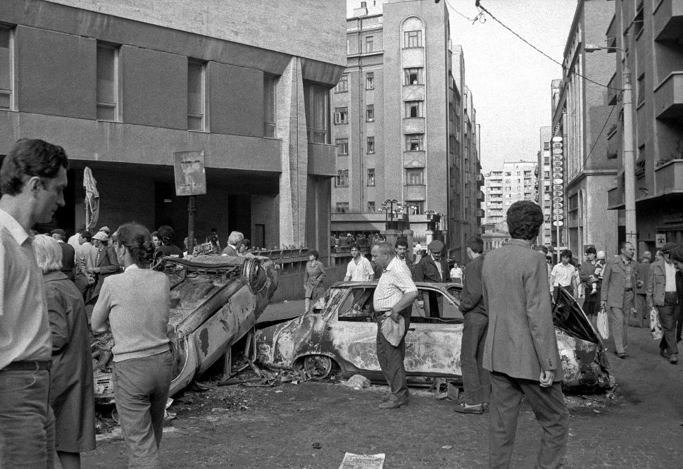 Mineriada din 1990 în imagini: Haos pe străzi, maşini incendiate, violenţe şi clădiri devastate 980564
