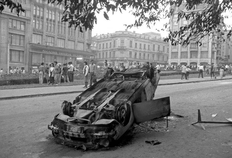 Mineriada din 1990 în imagini: Haos pe străzi, maşini incendiate, violenţe şi clădiri devastate 980565