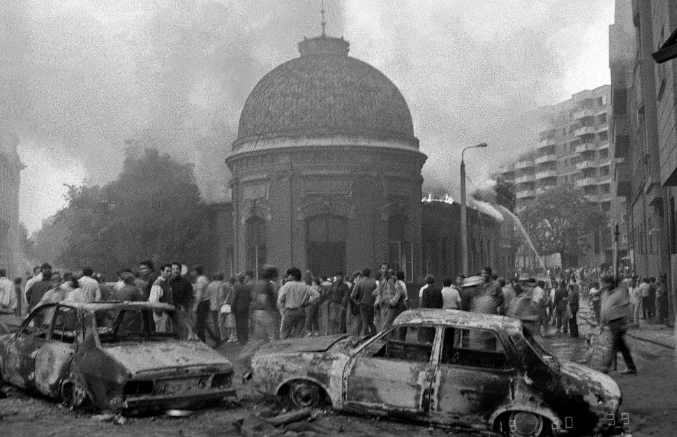 Mineriada din 1990 în imagini: Haos pe străzi, maşini incendiate, violenţe şi clădiri devastate 980566