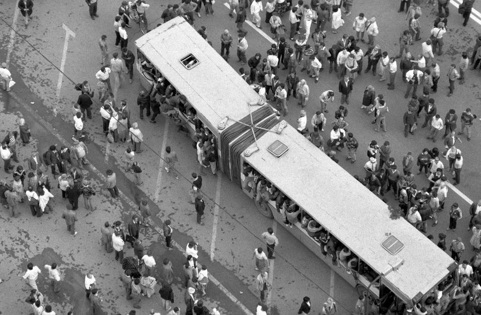 Mineriada din 1990 în imagini: Haos pe străzi, maşini incendiate, violenţe şi clădiri devastate 980567