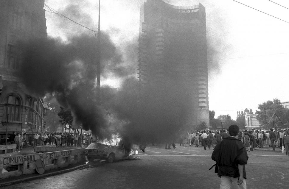 Mineriada din 1990 în imagini: Haos pe străzi, maşini incendiate, violenţe şi clădiri devastate 980569