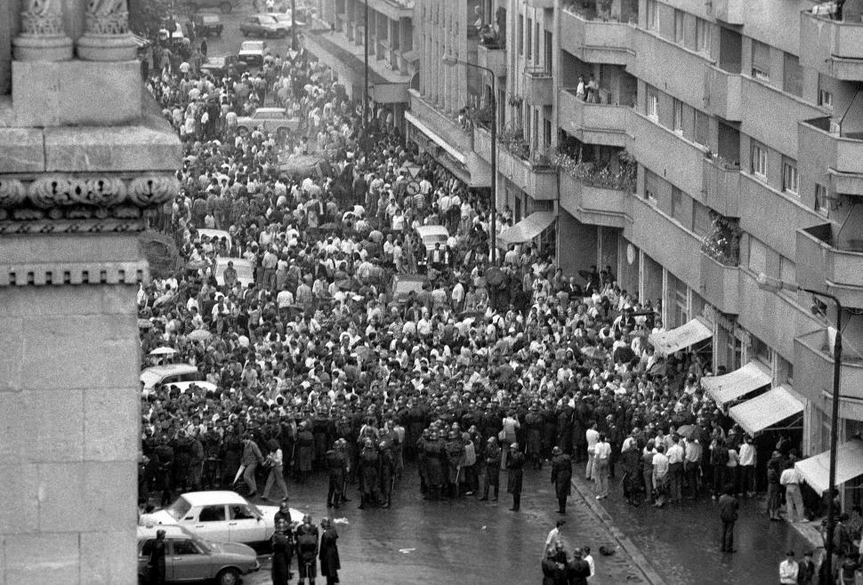 Mineriada din 1990 în imagini: Haos pe străzi, maşini incendiate, violenţe şi clădiri devastate 980570