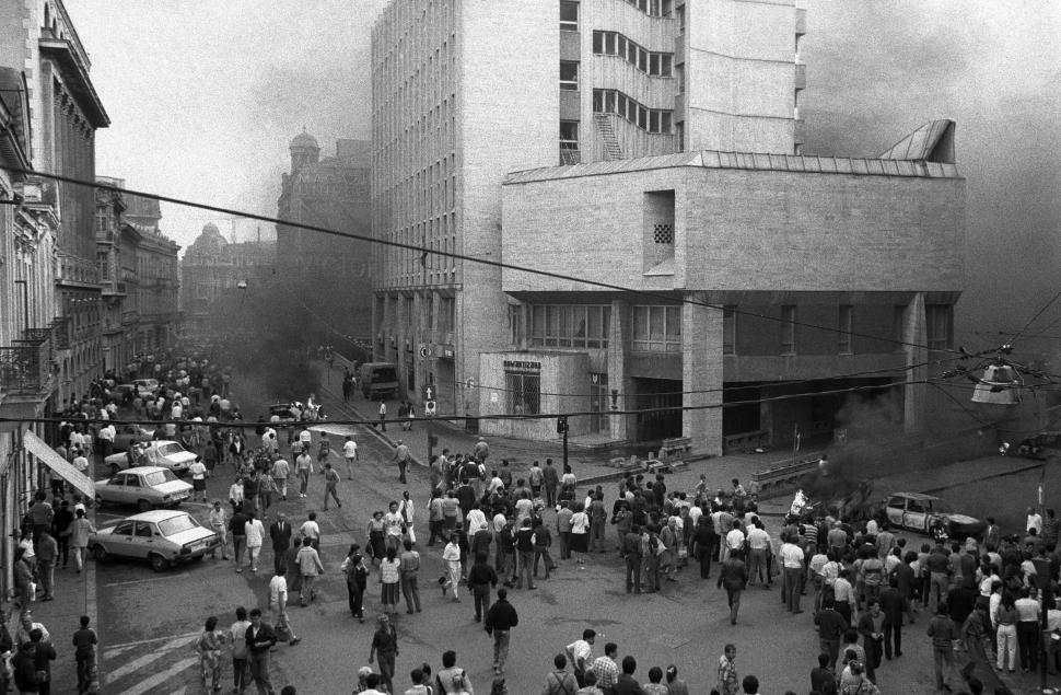 Mineriada din 1990 în imagini: Haos pe străzi, maşini incendiate, violenţe şi clădiri devastate 980571
