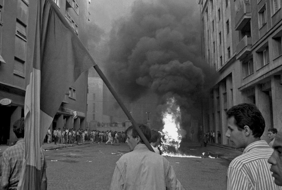 Mineriada din 1990 în imagini: Haos pe străzi, maşini incendiate, violenţe şi clădiri devastate 980572