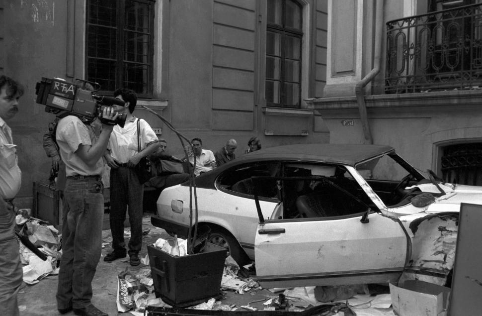 Mineriada din 1990 în imagini: Haos pe străzi, maşini incendiate, violenţe şi clădiri devastate 980573