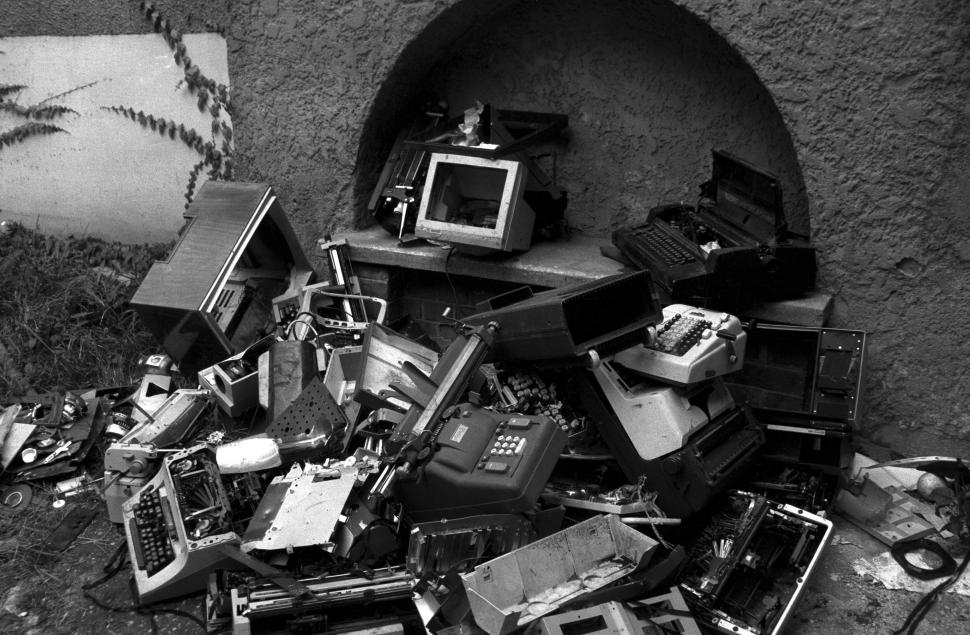 Mineriada din 1990 în imagini: Haos pe străzi, maşini incendiate, violenţe şi clădiri devastate 980574