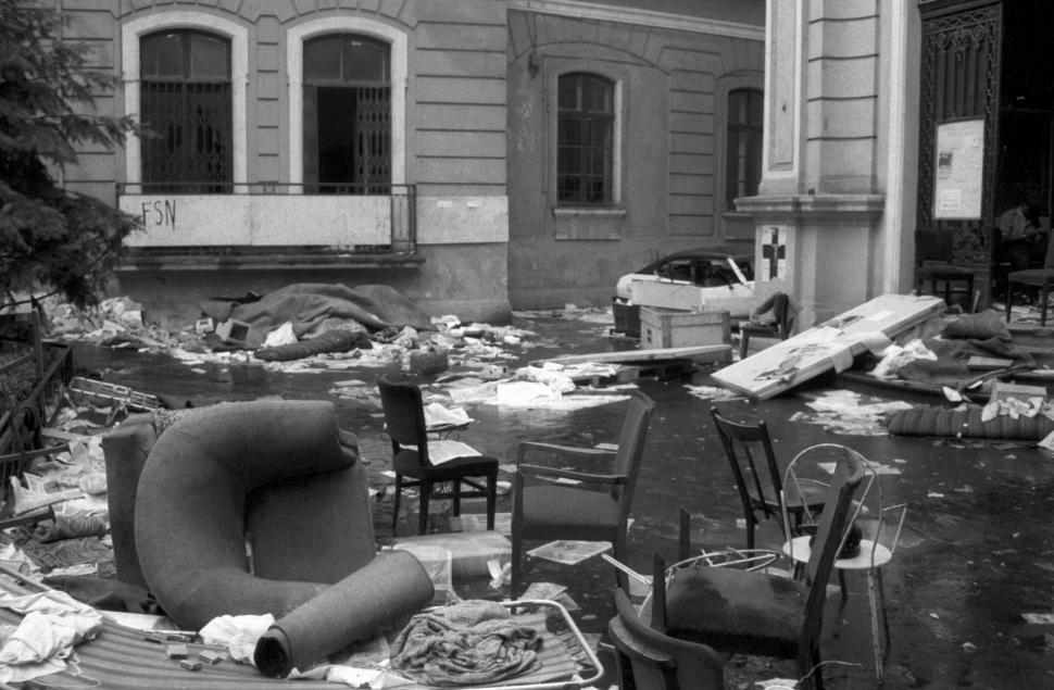 Mineriada din 1990 în imagini: Haos pe străzi, maşini incendiate, violenţe şi clădiri devastate 980575