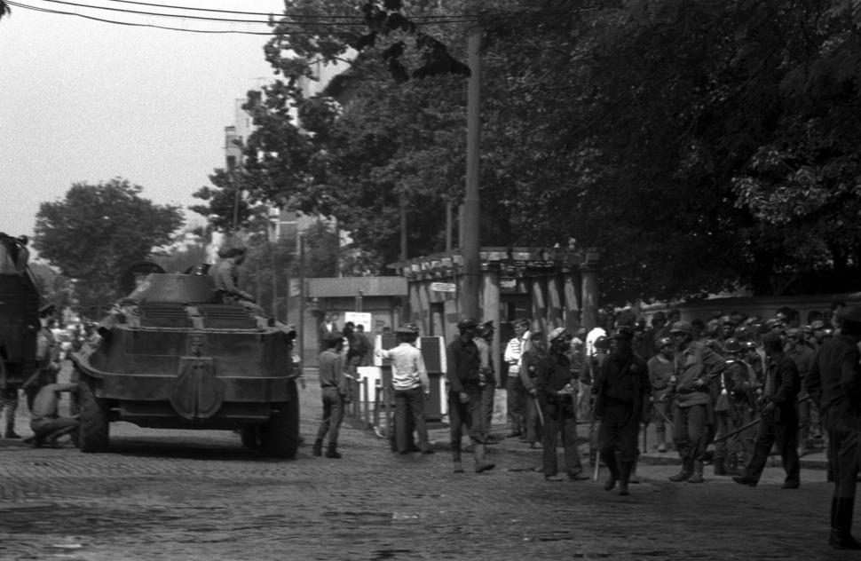Mineriada din 1990 în imagini: Haos pe străzi, maşini incendiate, violenţe şi clădiri devastate 980576