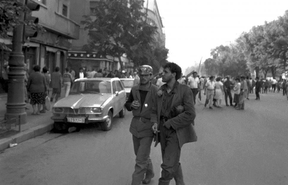 Mineriada din 1990 în imagini: Haos pe străzi, maşini incendiate, violenţe şi clădiri devastate 980577