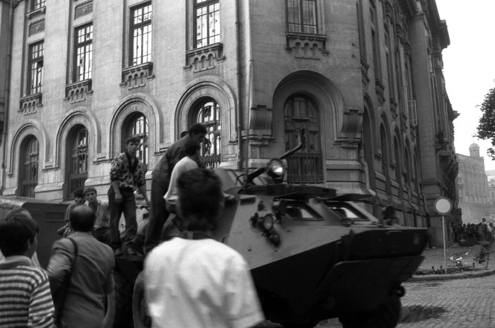 Mineriada din 1990 în imagini: Haos pe străzi, maşini incendiate, violenţe şi clădiri devastate 980578