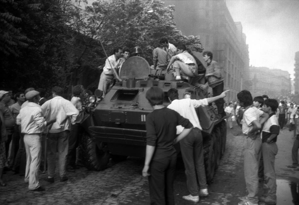 Mineriada din 1990 în imagini: Haos pe străzi, maşini incendiate, violenţe şi clădiri devastate 980579