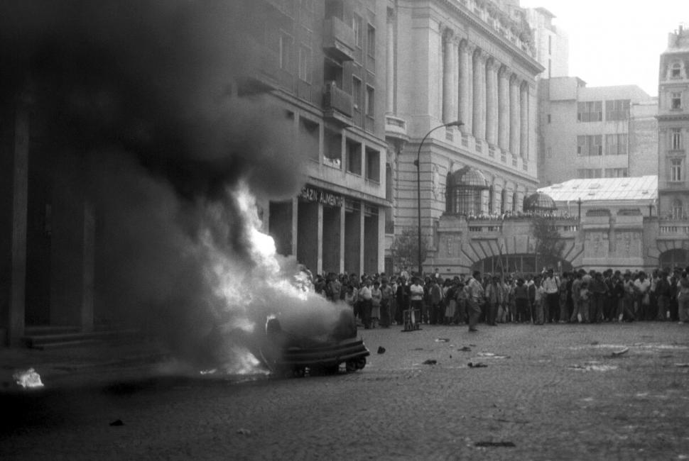 Mineriada din 1990 în imagini: Haos pe străzi, maşini incendiate, violenţe şi clădiri devastate 980580
