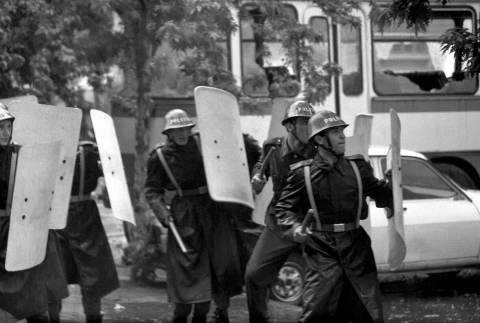 Mineriada din 1990 în imagini: Haos pe străzi, maşini incendiate, violenţe şi clădiri devastate 980581
