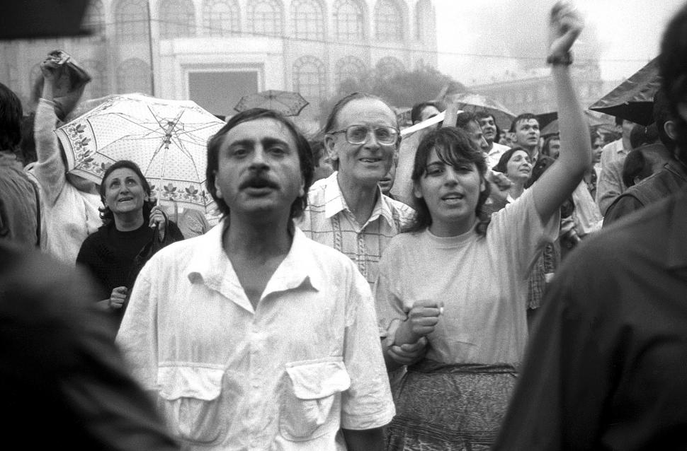 Mineriada din 1990 în imagini: Haos pe străzi, maşini incendiate, violenţe şi clădiri devastate 980582