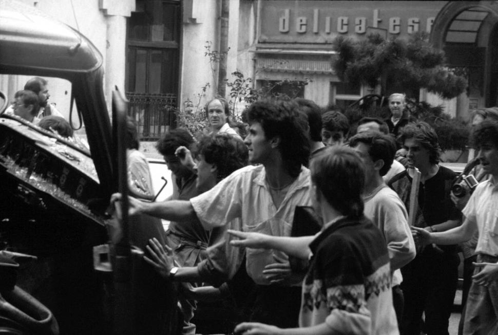 Mineriada din 1990 în imagini: Haos pe străzi, maşini incendiate, violenţe şi clădiri devastate 980584