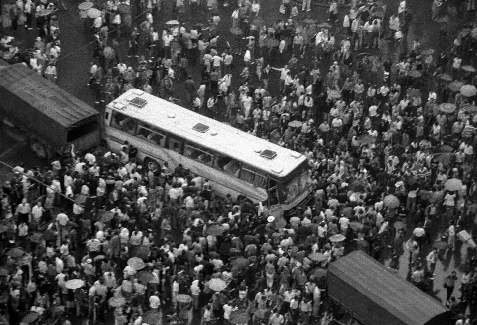 Mineriada din 1990 în imagini: Haos pe străzi, maşini incendiate, violenţe şi clădiri devastate 980585