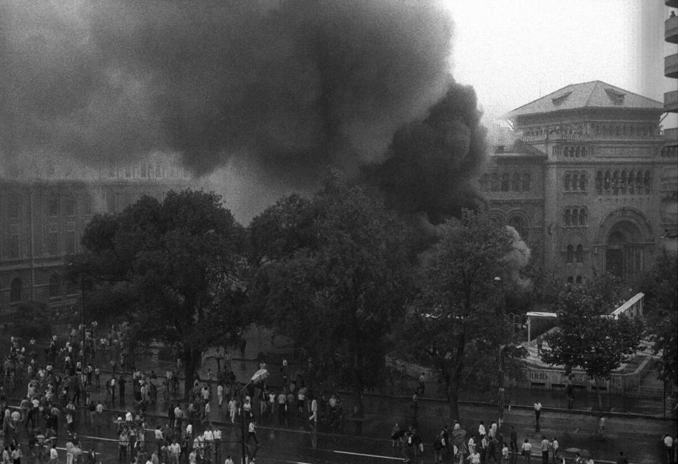 Mineriada din 1990 în imagini: Haos pe străzi, maşini incendiate, violenţe şi clădiri devastate 980586