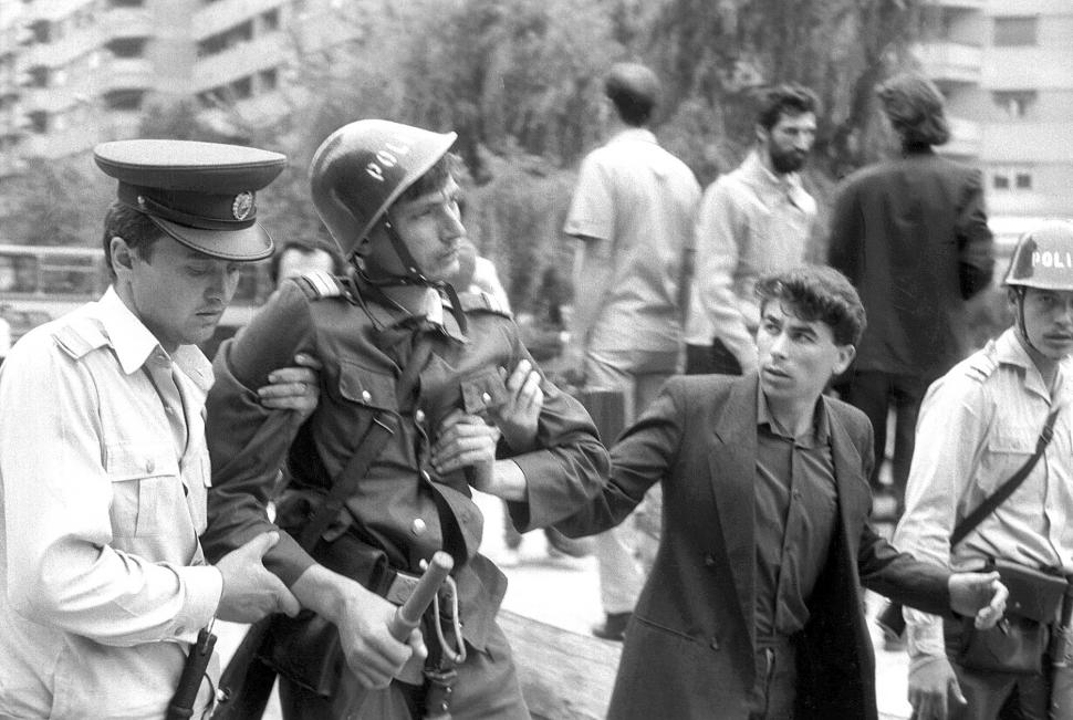 Mineriada din 1990 în imagini: Haos pe străzi, maşini incendiate, violenţe şi clădiri devastate 980587