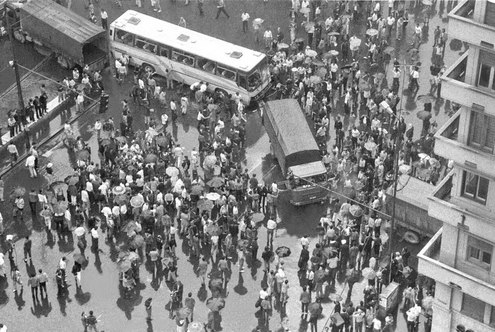 Mineriada din 1990 în imagini: Haos pe străzi, maşini incendiate, violenţe şi clădiri devastate 980588