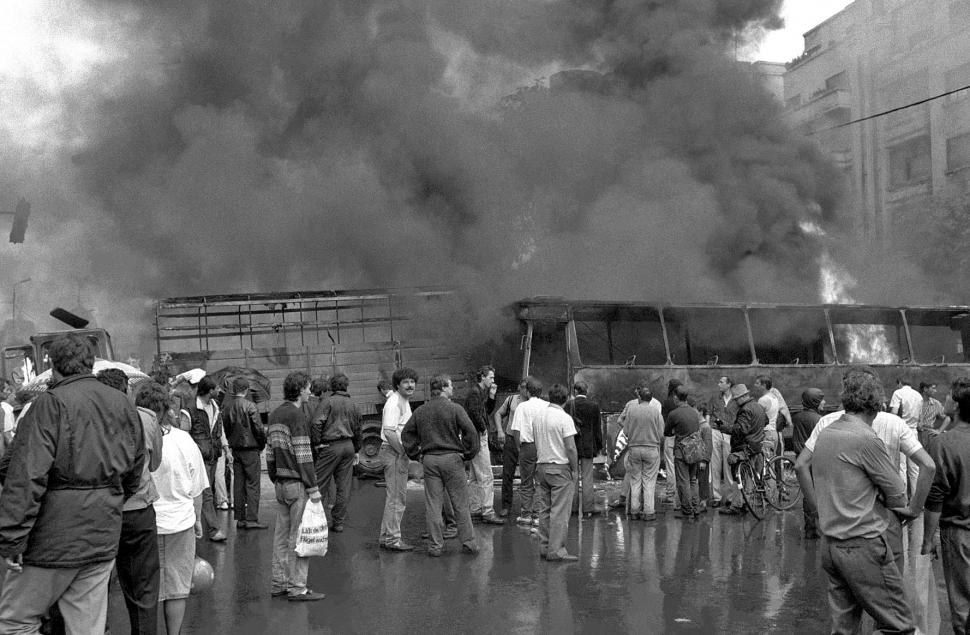 Mineriada din 1990 în imagini: Haos pe străzi, maşini incendiate, violenţe şi clădiri devastate 980589
