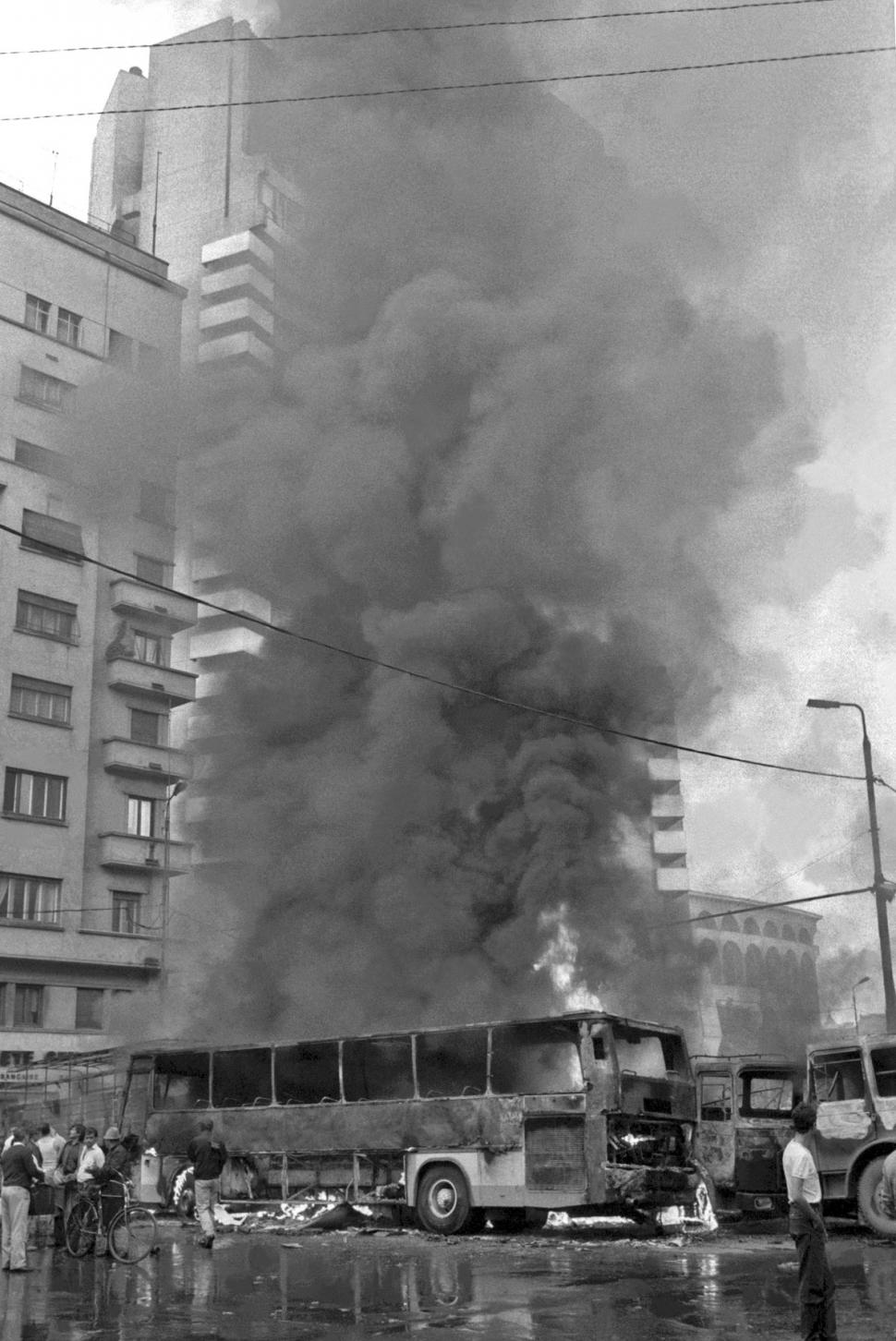 Mineriada din 1990 în imagini: Haos pe străzi, maşini incendiate, violenţe şi clădiri devastate 980590