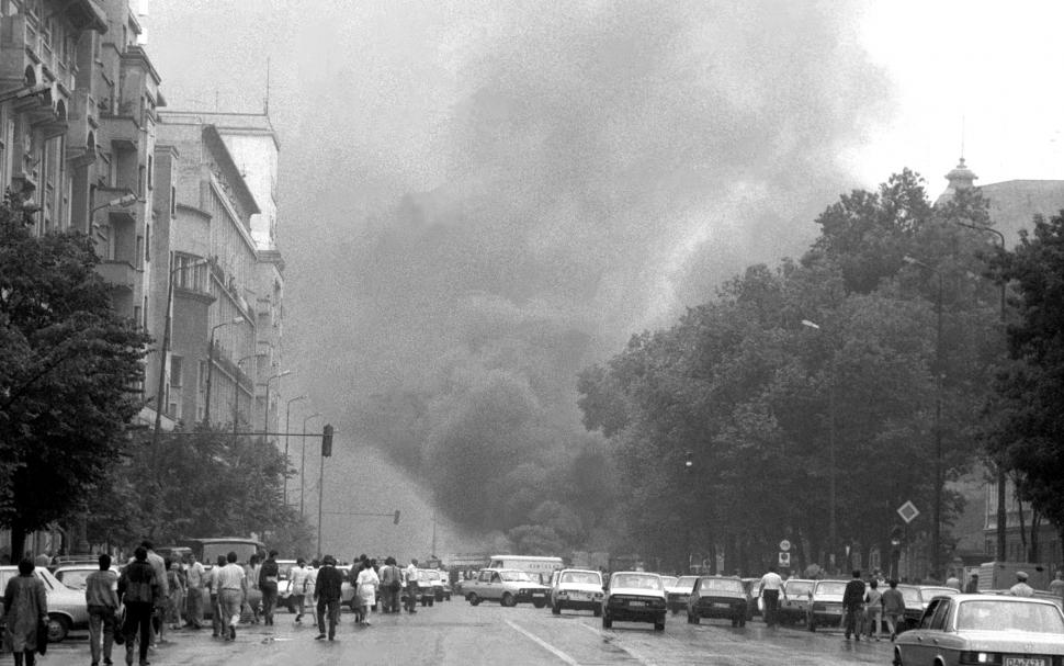 Mineriada din 1990 în imagini: Haos pe străzi, maşini incendiate, violenţe şi clădiri devastate 980591