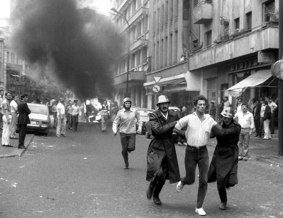 Mineriada din 1990 în imagini: Haos pe străzi, maşini incendiate, violenţe şi clădiri devastate 980593